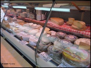 עמדת גבינות מקורה באחד ה-שווקים בפרובאנס