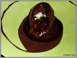 נוצר בכדור השוקולד חור וניתן לראות בו את המילוי 